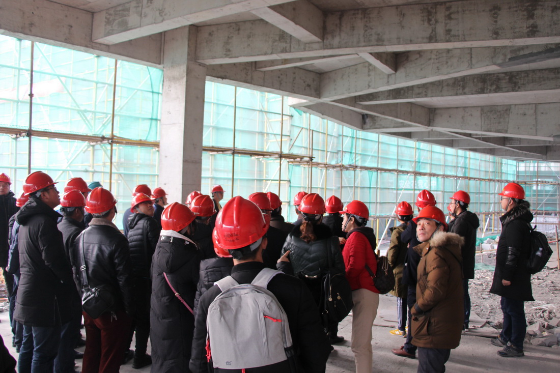 觀摩1樓西側(cè)一層頂板懸挑梁